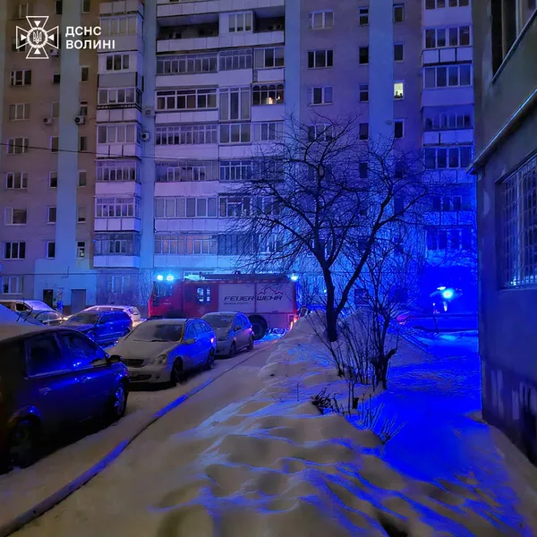 Вночі у Луцьку горіла квартира – загинула жінка (фото)