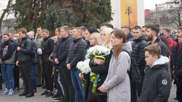 Він хотів би, щоб ми посміхались: Луцьк попрощався із Героєм Андрієм Романовим (фото)
