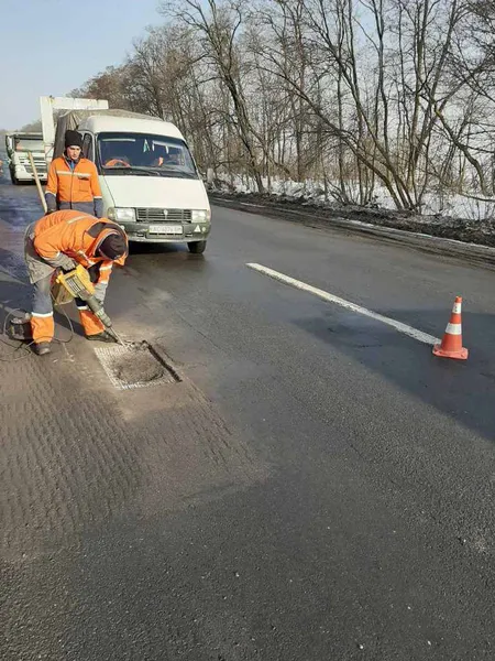 На Волині почали латати розбиті за зиму дороги (фото)