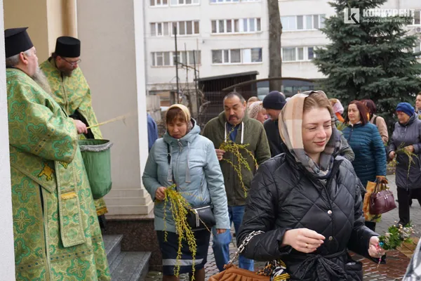 Вербна неділя: тисячі лучан у центрі міста «б'ють» і вітають один одного (фото, відео)