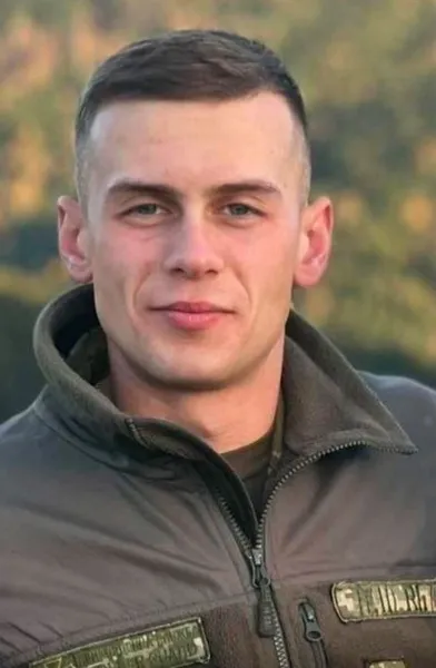 💔На Хмельниччині в останню дорогу провели молодого офіцера Волинського прикордонного загону Артема Кедруна