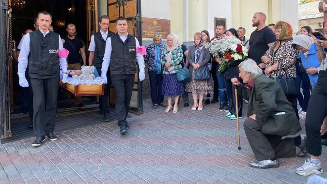 Вінниця у скорботі: вбиту рашистами дівчинку Лізу хоронили з почестями (фото)
