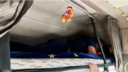 Ховався у «спальнику»: волинські прикордонники знайшли у фурі ухилянта (фото)