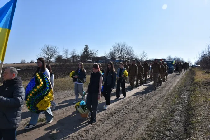 На колінах і зі сльозами: на Волині попрощались з Героєм Василем Філончуком (фото)