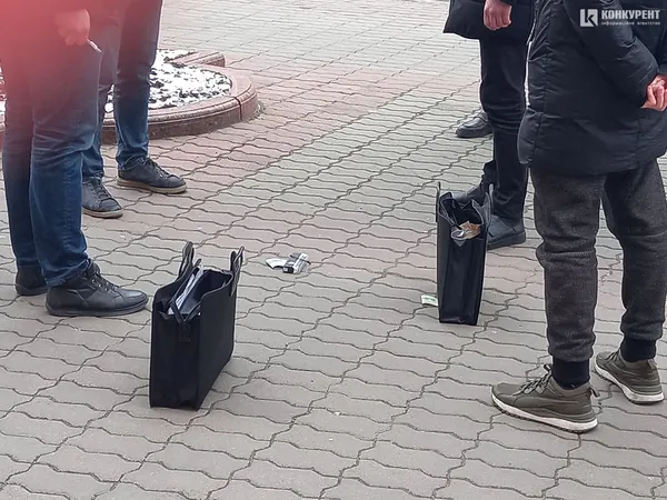 У центрі Луцька «беруть» хабарника (наживо, оновлюється)