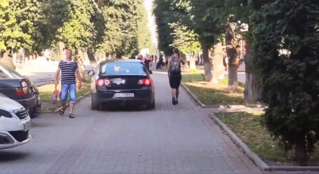 Розступіться: на проспекті Волі водій маневрував між пішоходами (відео)