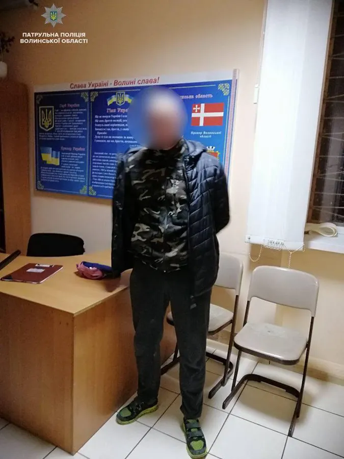 У Ковелі на зупинці громадського транспорту влаштували стрілянину (фото)
