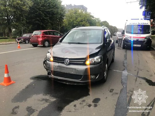 У Луцьку водійка виїхала на «зустрічку» і в'їхала у Nissan (фото, відео)