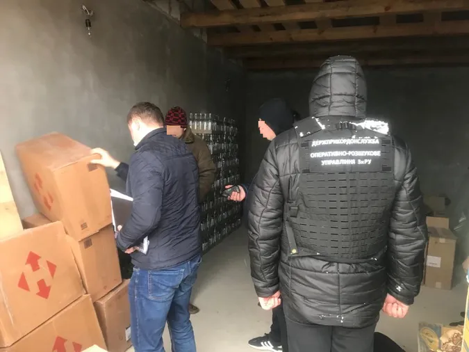 Луцькі прикордонники затримали мікроавтобус, вщент заповнений контрафактом (фото)