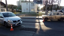 Намагався розвернутись, але не впорався з керуванням: у Луцьку – потрійна ДТП (відео)
