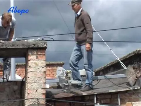 У Луцьку демонтували вітряк з даху багатоповерхівки (відео)