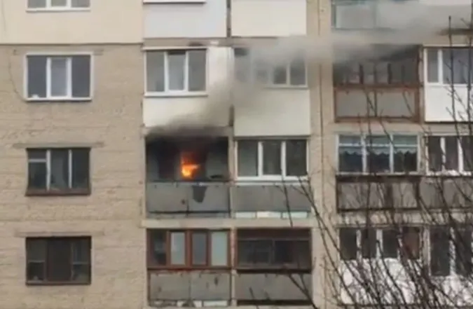 У Луцьку в багатоповерхівці горить балкон (відео)