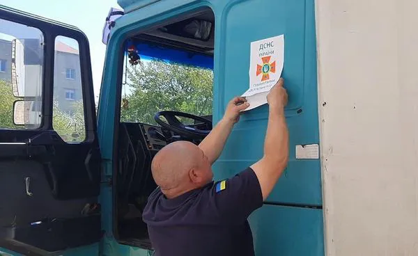 Волинські рятувальники передали у Харків 8 тонн допомоги та ікону від митрополита Михаїла (фото)