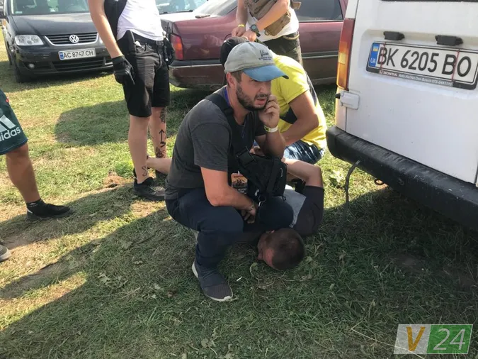 «Заривався» до охорони: на «Бандерштаті» зв'язали п'яного дебошира (фото)