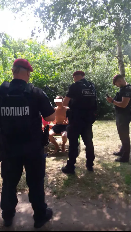 На луцькому пляжі п'яний чоловік лаявся, поки його діти стрибали на бетонні плити (фото)