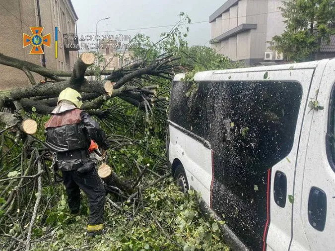 Рятувальники ліквідували наслідки негоди на Волині (фото)