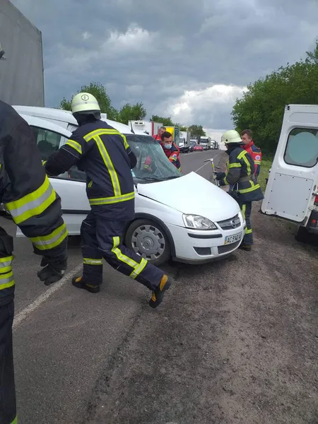 ДТП на Волині: постраждалого водія «вирізали» з авто рятувальники (фото)