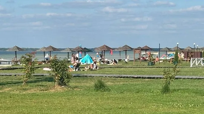 На Світязі досі купаються: відпочивальники насолоджуються «оксамитовим сезоном» (фото)