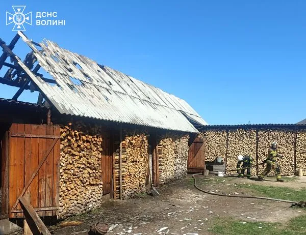 Згоріла покрівля: на Волині через несправність пічного опалення загорілася господарська будівля (фото)