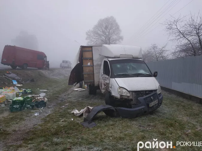 Розкидані продукти і зім’яті автомобілі: у Рожищенському районі – аварія (фото)