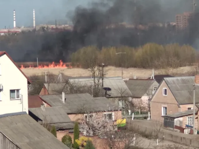 За добу на Волині 10 пожеж через спалювання трави і сміття