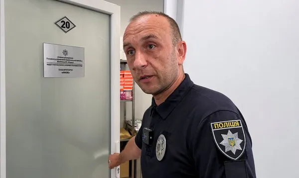 Леонід Пустові веде журналістів у криміналістичну лабораторію