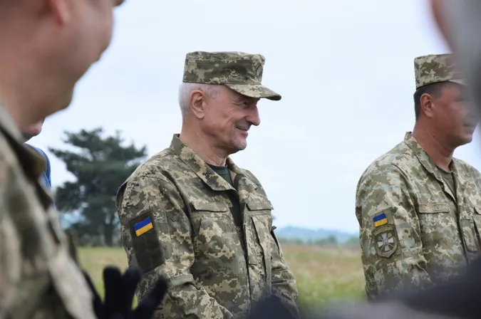 Як губернатор Волині «відстрілявся» перед журналістами з «калаша» (фото, відео)