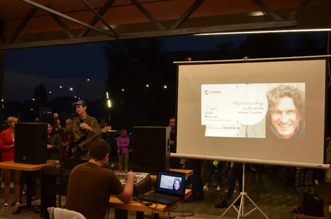 Дощ не завада: лучани зібралися, аби заспівати пісень Кузьми у день його народження (фото)