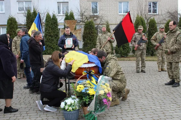 Півтора року без звістки: Рожищенська громада попрощалася з полеглим Валентином Волошиним (фото)