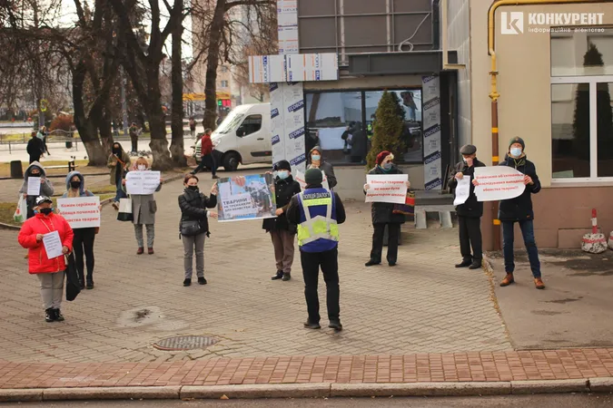 Луцькі зоозахисники пікетували управління поліції: що вимагали (фото)