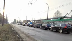 У Луцьку – кілометрові затори: люди їдуть на авторинок (фото)