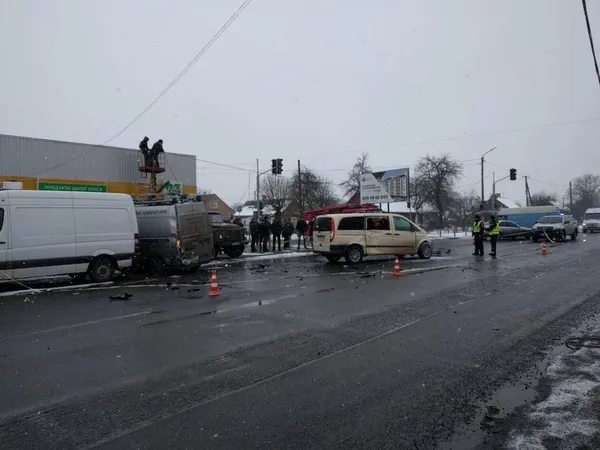 На Волині поліцейський автомобіль врізався у стовп (фото)