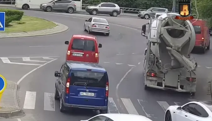 У Луцьку водія змусили чистити дорогу від бетону (відео)