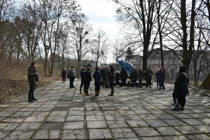 У Луцьку почистили берег Сапалаївки та висадили там клени (фото)