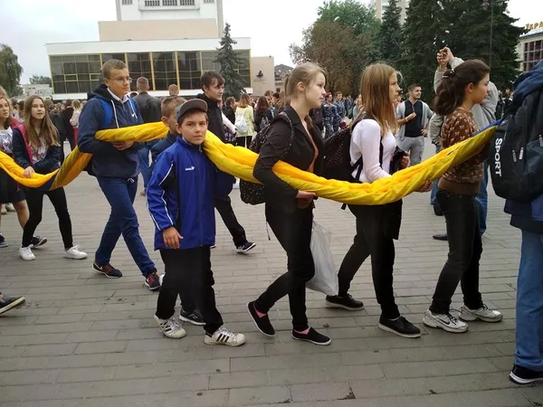 У Луцьку розгорнули рекордний синьо-жовтий стяг (фото)