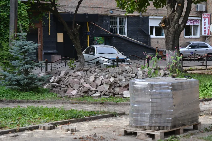 Поблизу луцького ЦУМу облаштовують сквер
