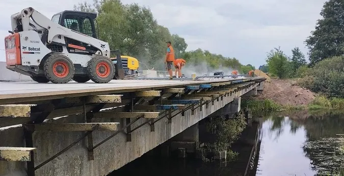 На Волині ремонтують 54-метровий міст через річку (фото)