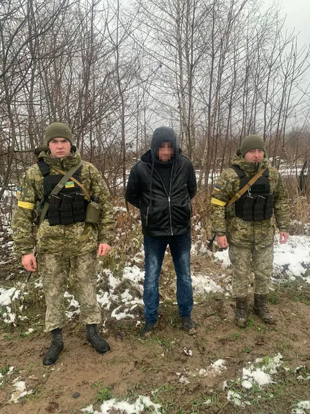 Йшли полями до Польщі: на Волині прикордонники затримали двох порушників (фото, відео)