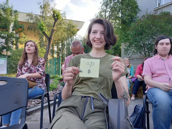 Книжкові передбачення, музика і солодощі: у Луцьку почалася абрикосова вечірка (фото)