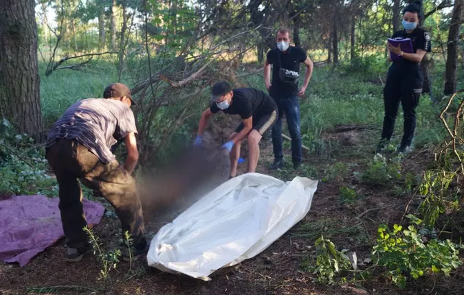 Душили тросом: на Київщині знайшли тіло ще однієї жертви російських окупантів (фото)