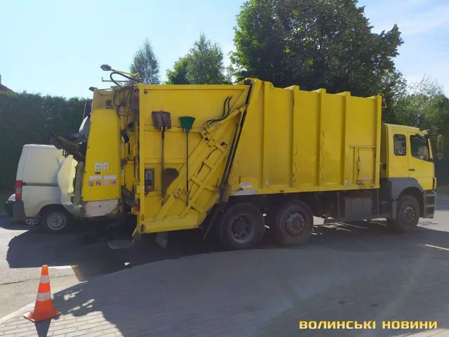 Бус, сміттєвоз і легковик: у Луцьку – аварія біля «Срібних лелек» (фото)