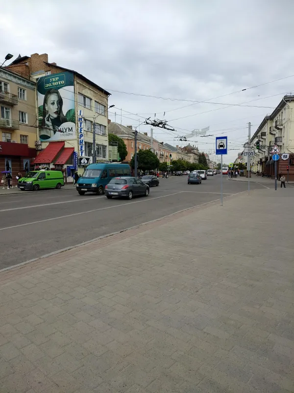 Лучани нарікають на неправильно встановлений знак у центрі міста (фото)