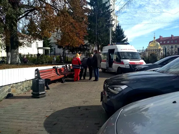 На Театральному майдані до чоловіка викликали швидку (фото)