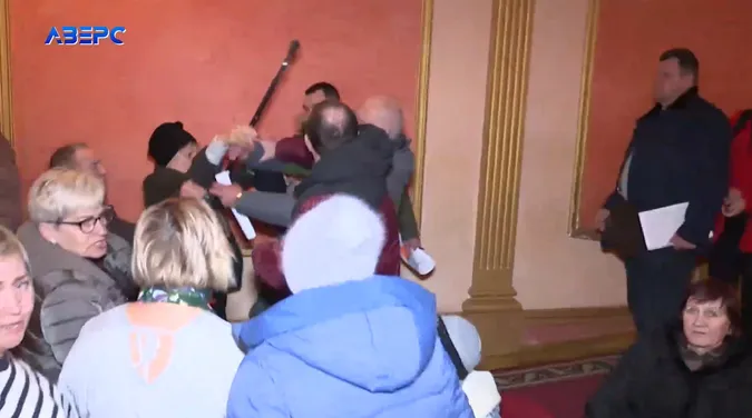 Обирали нового голову: у Луцьку побилися дачники з Променя (відео)