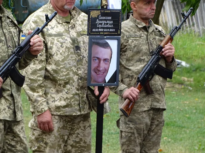 Розпізнали лише за ДНК: на Волині попрощалися із Володимиром Олексюком (фото)