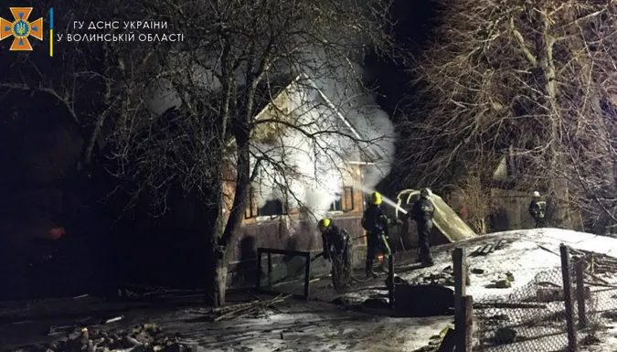 Горів будинок: на Волині перехожий повідомив про нічну пожежу (відео)