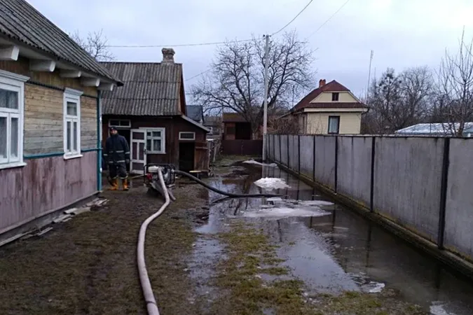 На Волині з присадибних ділянок відкачали понад 350 кубометрів талої води