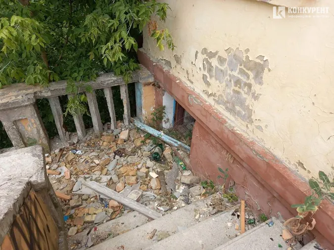 Сміття та розруха: що коїться на старій рятувальній станції у Луцьку (фото)
