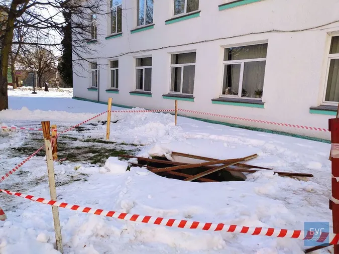 Під міськрадою Володимира-Волинського провалилася земля (фото)