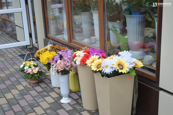 У Луцьку квіткарі розповіли, чи покращилася торгівля після переселення до філармонії